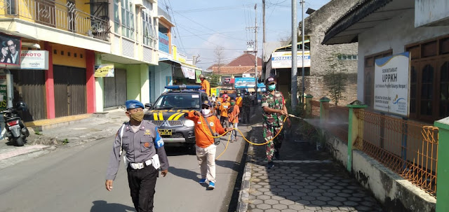 Jalin Sinergitas, Koramil Bersama Muspika Gemolong Lakukan Penyemprotan Disinfektan