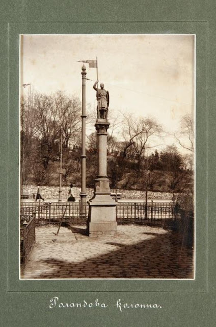 Рига. Скульптура "Золотой рыцарь" на площади Бастея (между Пороховой башней и Бастионной горкой)