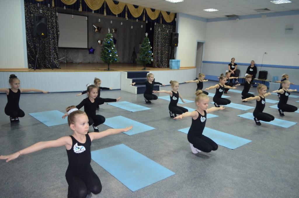 фото детей младшего школьного возраста на физкультуре елочки пенёчки. занятия 23. подгруппы детей на занятиях. проведение викторины для школьников. очные занятия.