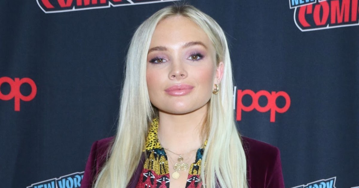 Natalie Alyn Lind – “Tell Me a Story” Press Room at NYCC