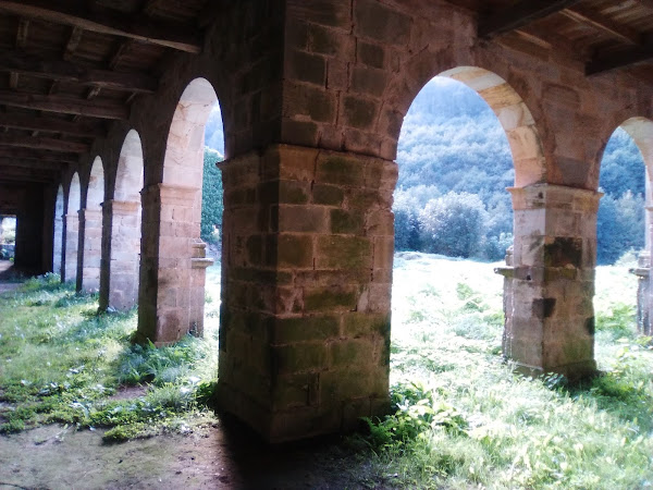 Ruinas del claustro de Santa María la Real de Obona. Asturias