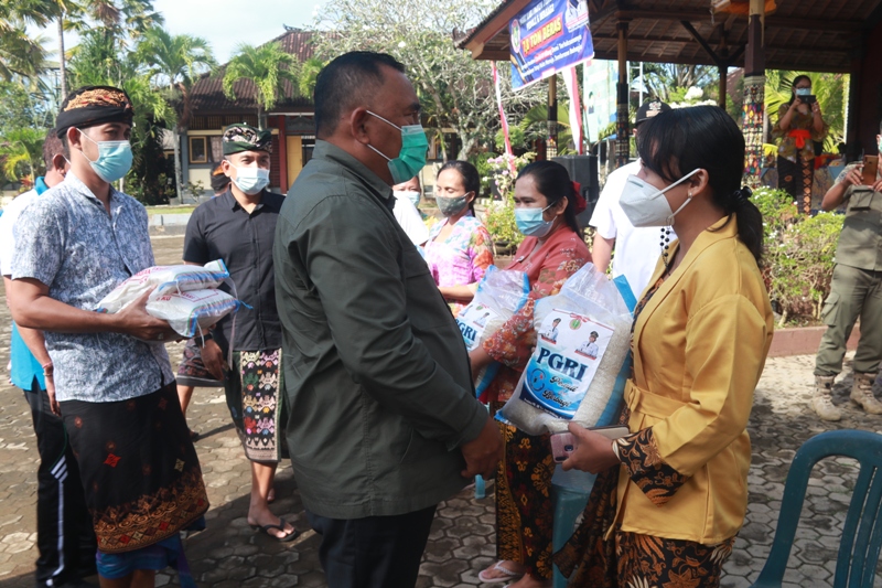   Bantuan Dari Donatur Terus Mengalir, Guru Honorer Dibantu Sembako