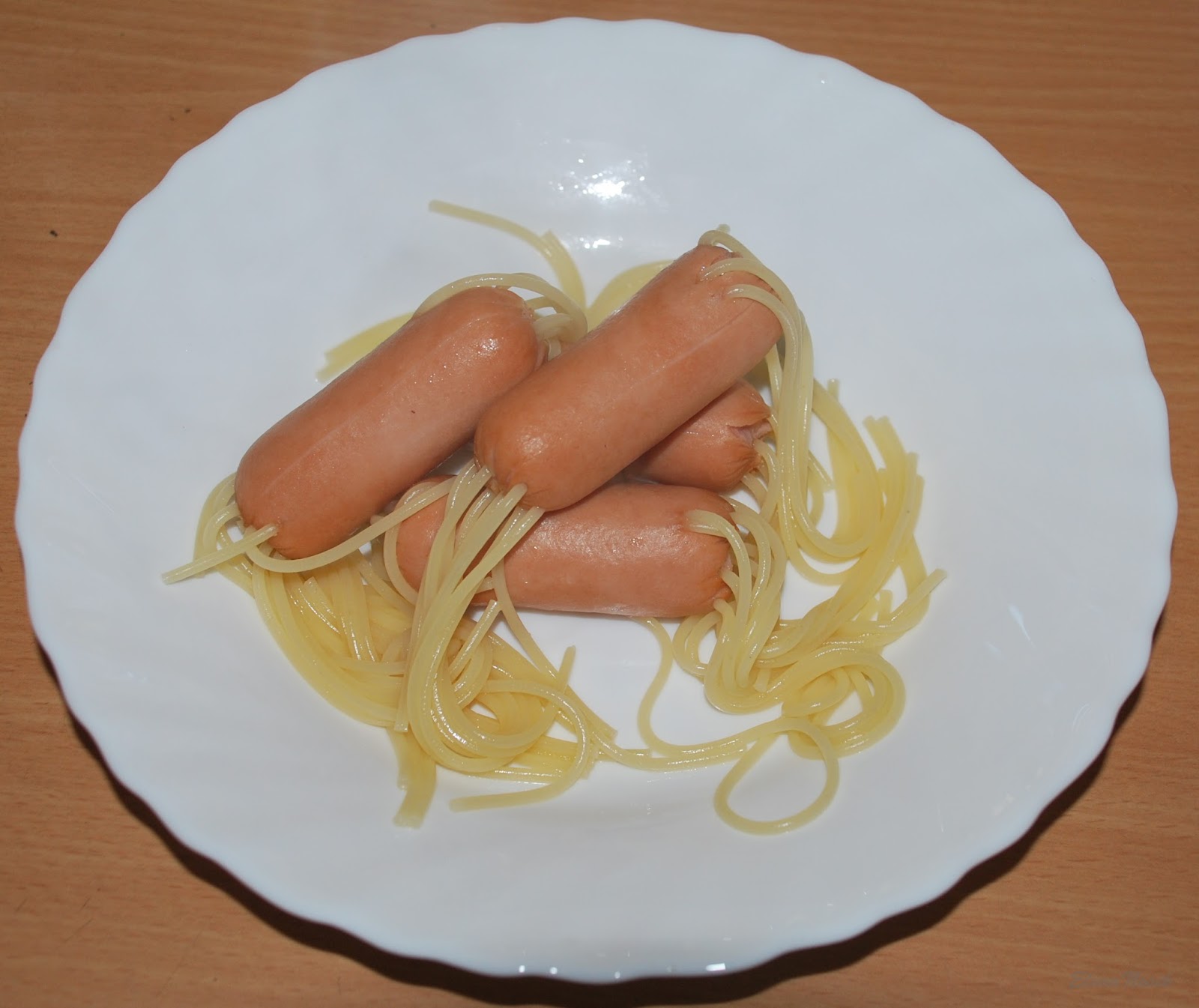 Спагетти с сосисками и сыром