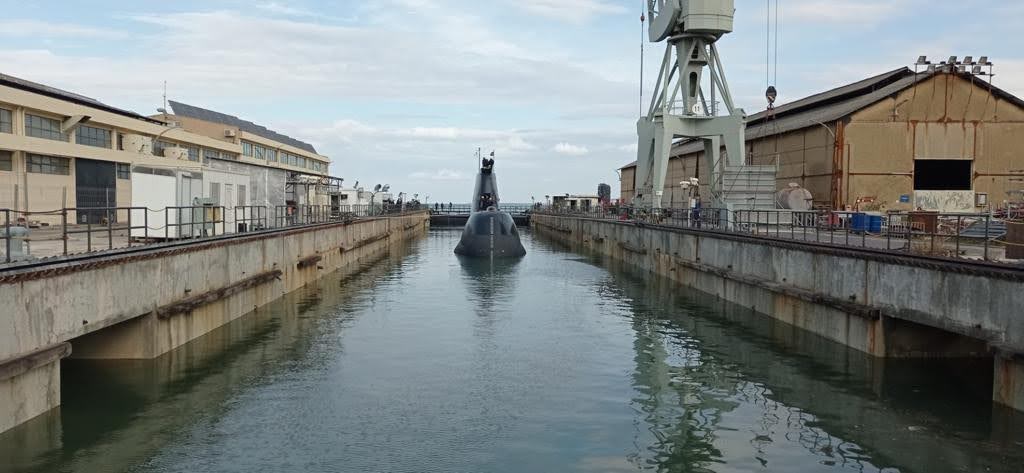 -Mantenimiento-de-submarinos-en-Portugal_-operaci%25C3%25B3n-de-flotaci%25C3%25B3n-y-salida-del-muelle-de-Submarino-NPR-Arp%25C3%25A3o%2B002.jpg