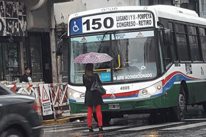 MOTORISTA NÃO ABRE A PORTA E MULHER FICA PARADA NA FRENTE DE ÔNIBUS