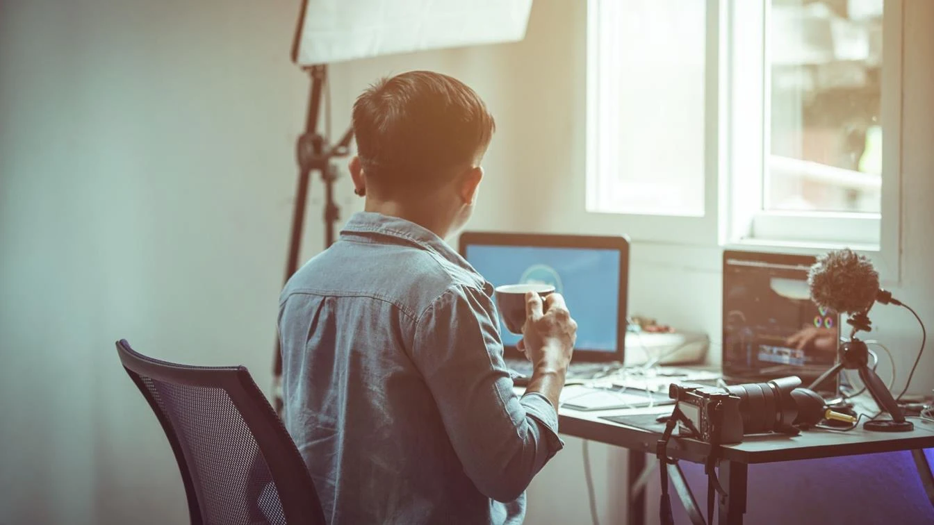 Web дизайнер. The working creator. Дизайнер за компьютером. Разработка программирование. Мотивирующие обои.