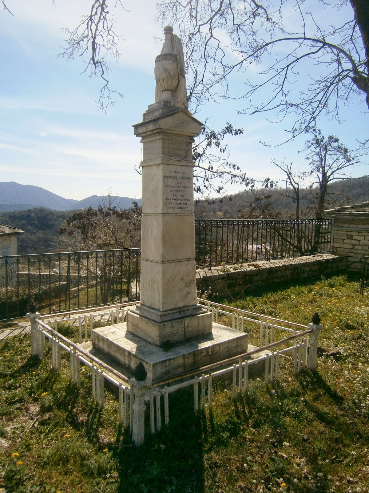 το μνημείο του Μάνθου Ριζάρη στο Μονοδέντρι Ζαγορίου