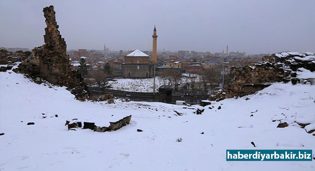 Diyarbakır beyaza büründü DİYARBAKIR-Diyarbakır genelinde 2 gündür etkisini gösteren kar yağışı dolayısıyla şehir adeta beyaza büründü.