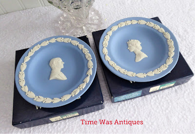 https://timewasantiques.net/products/queen-elizabeth-ii-silver-wedding-dish-pair-1972-wedgwood-dark-blue-jasper-boxed-1?_pos=1&_sid=c07e5d866&_ss=r