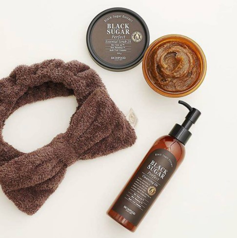 tay te bao chet cho da mat Skinfood Black Sugar Perfect Essential Scrub 2X