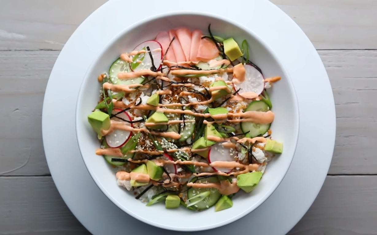 Crunchy California Roll Sushi Bowl #rollsushi #poke #cake #spaghetti