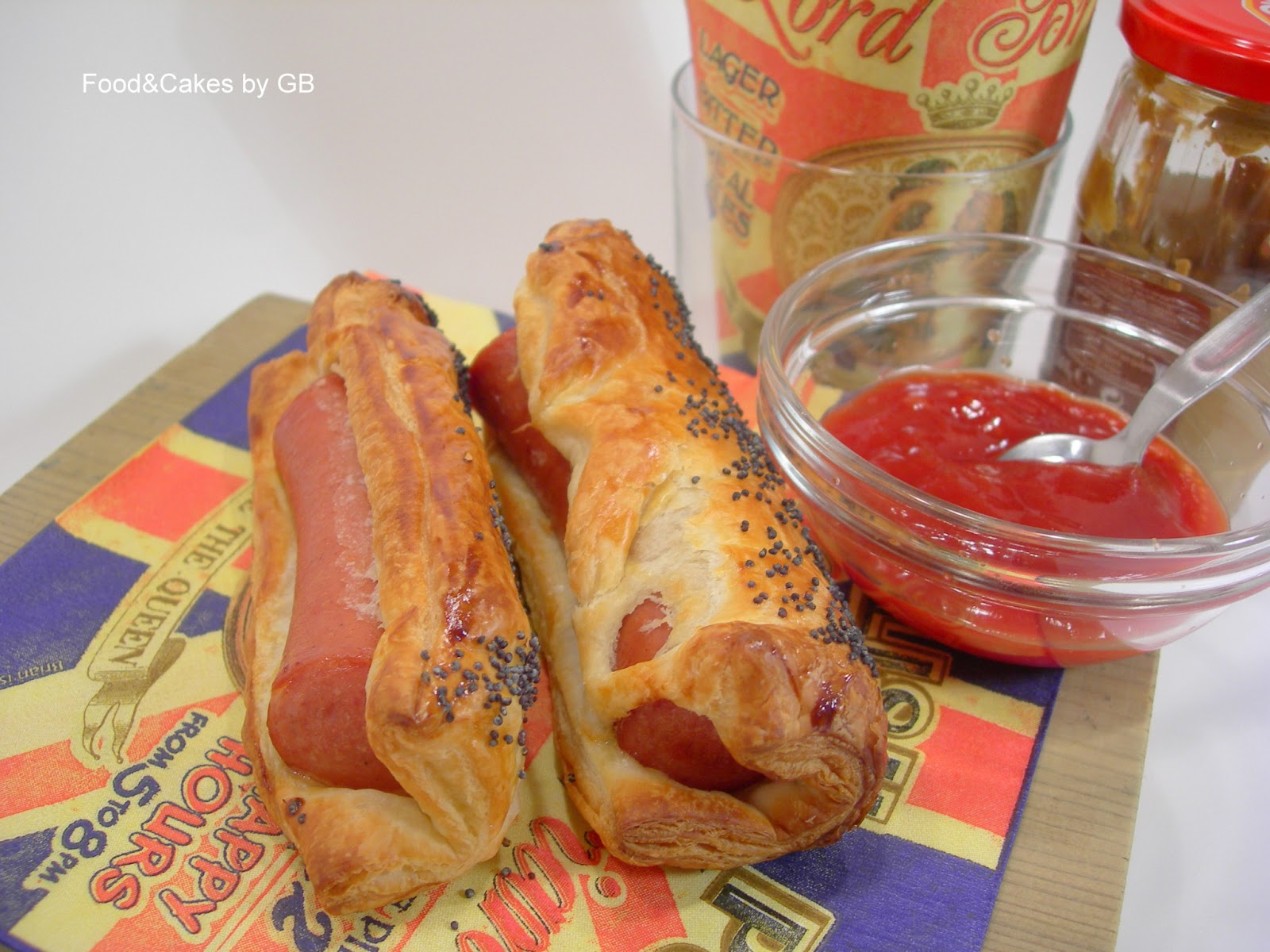 FOOD & CAKES Salchichas de Frankfurt en hojaldre y salsa Ketchup