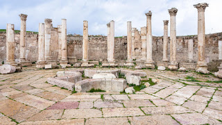 ruínas de uma àgora do regime democrático ateniense