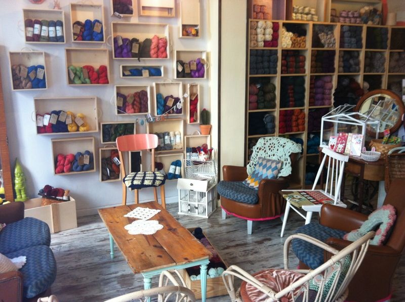 NIDO DE ABEJA, más que una mercería | Saltando en la cama