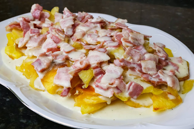 Imagen de patatas con bacon y salsa de queso