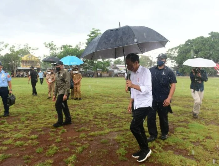 Jokowi Kembali Lakukan Hobi Lempar Kaos di Jeneponto, Warganet: Masih Terus Diulangi, Tradisi Tidak Mendidik!
