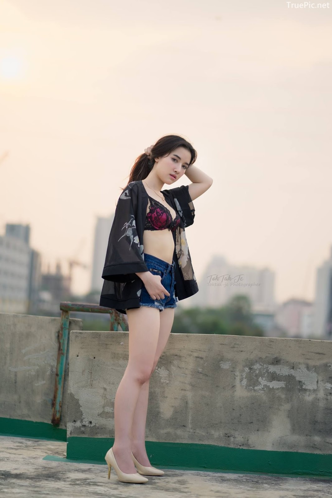 Thailand sexy angel Ploywarin Tippakorn - Black-pink bra and jean on sunset - Picture 21