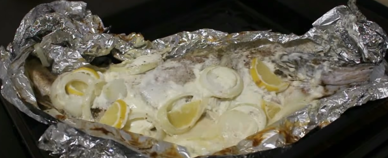 Щука в духовке с овощами. Щука в духовке. Щука в духовке в фольге целиком с картошкой. Щука в духовке в фольге целиком с картошкой. Щука запеченная в духовке с овощами.