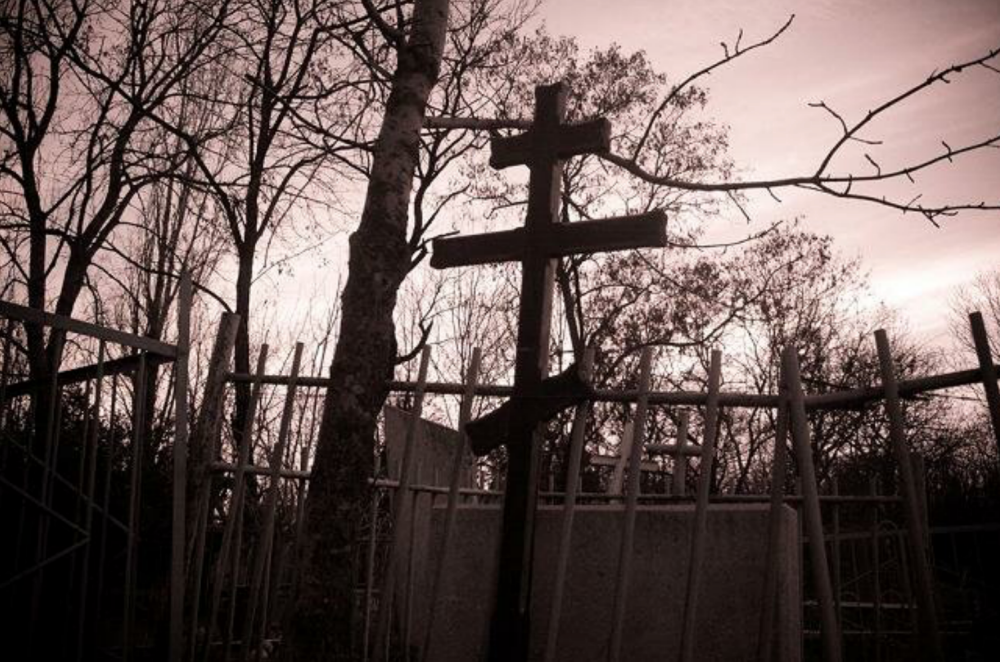 Похоронили ночью. Кладбище. Мрачное кладбище. Старое кладбище. Ночное кладбище.