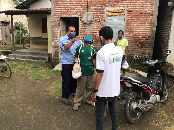 PWI Nganjuk Bagikan Sembako Dan Masker Kepada Masyarakat Terdampak Covid-19