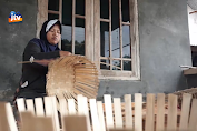 Perajin “Tenggok” Anyaman Bambu Tetap Bertahan Di Era Modern