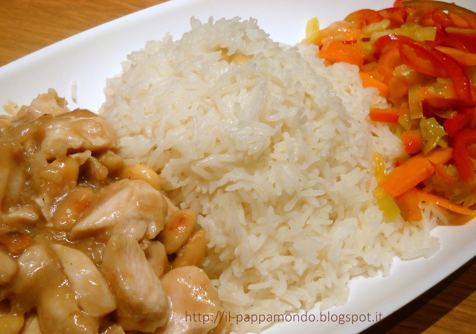 pollo alle mandorle con riso e verdure saltate