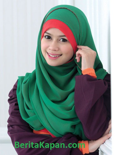Gadis Cantik Menggunakan Hijab Warna Hijau