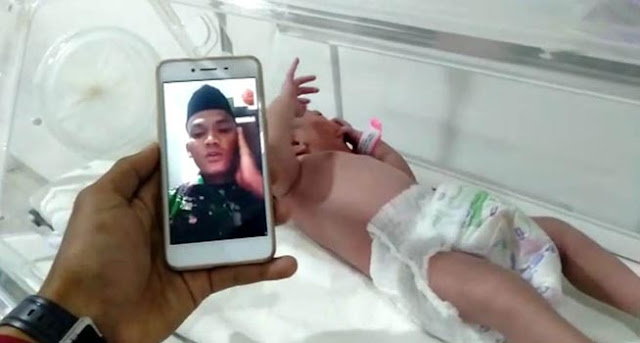 Azankan Kelahiran Anaknya Melalui Video Call, Prajurit TNI Yang Sedang Bertugas di Papua Ini Berlinang Air Mata