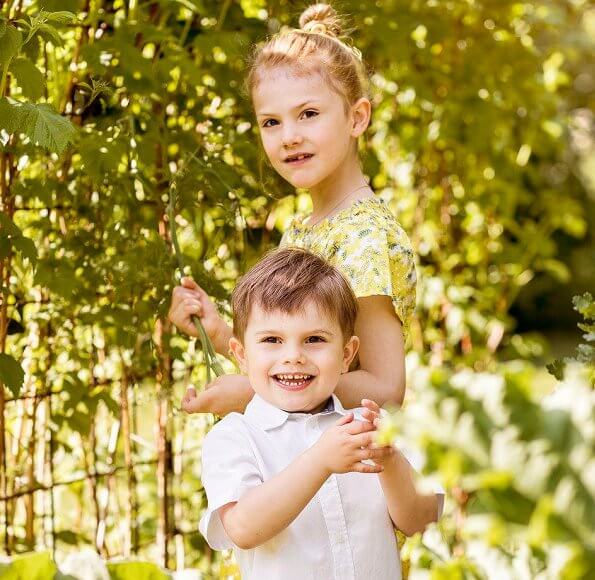 Released 3 new photos of Princess Estelle and Prince Oscar, with the title Sommarlov! (summer vacation)
