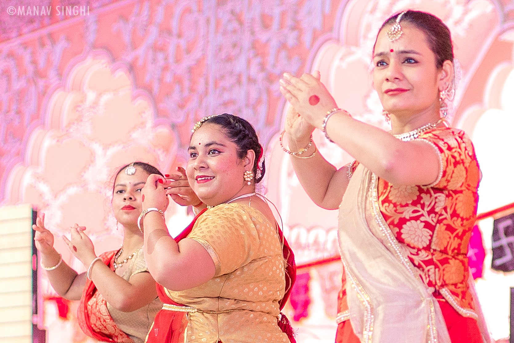 Saloni Tandon with her Kathak Guru Rashmi Uppal at Fagotsav 2021 Govind DevJi, Jaipur. Day - 3