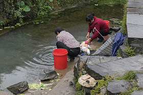 Femmes faisant la lessive à Xidi