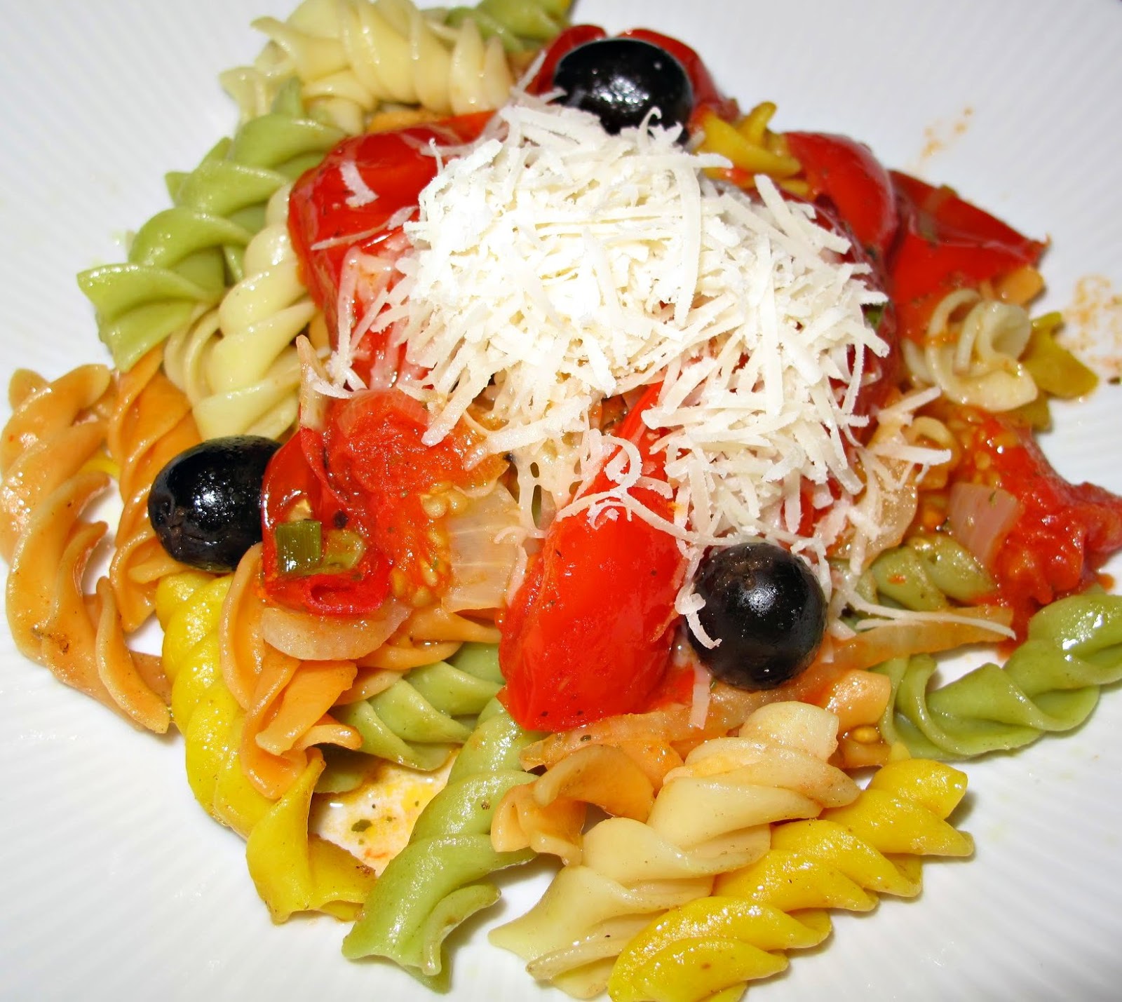 Pasta mit Tomaten-Oliven-Basilikum | Amallias Kreation