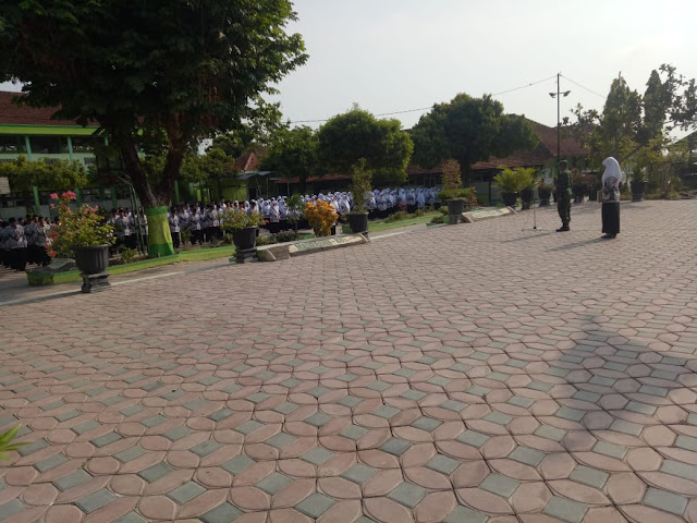 Danramil Plupuh Pimpin Upacara HUT ke-74 PGRI dan Hari Guru Nasional