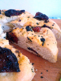 focaccia con pomodori secchi sott'olio e olive nere