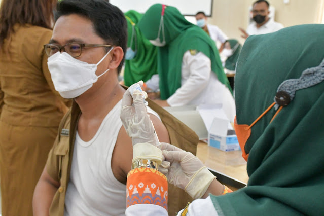 Pemkab Sergai Mulai Vaksinasi Dosis Ketiga dengan Moderna Bagi Nakes Pemkab Sergai Mulai Vaksinasi Dosis Ketiga dengan Moderna Bagi Nakes