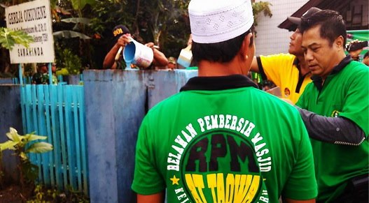 Bantu Perbaiki Bekas Pemboman, Aksi Relawan Masjid Di Gereja Ini Membuat Sejuk