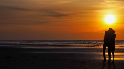 Screen background Romantic couple on the beach