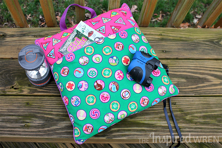 Sew a travel reading pillow perfect for camping from a wide selection of novelty fabrics -- great for Girl Scouts and Boy Scouts! | The Inspired Wren