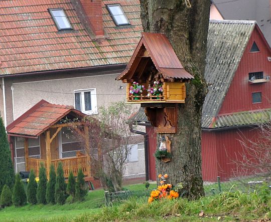 Kapliczka z Chrystusem Frasobliwym. Kapliczka z Chrystusem Frasobliwym.