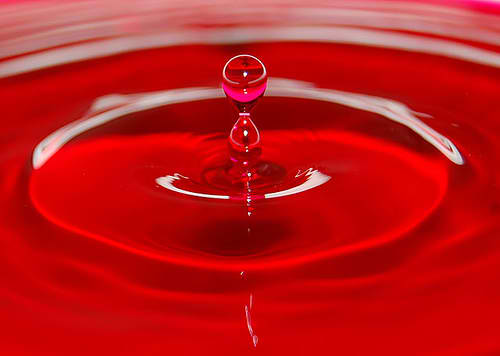 Заказ воды красный. Красная вода. Красное отражение на воде. Красная водичка сладкая. Красный пузырь вода.
