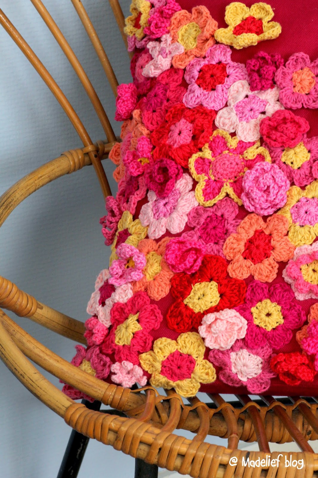 Madelief Crochet flower patch pillow