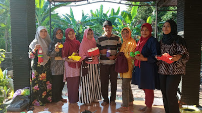 Demi Meningkatkan Perekomian Masyarakat, Tim Penggerak PKK Desa Semawung Ikuti Pelatihan Merajut Berbahan Limbah Plastik