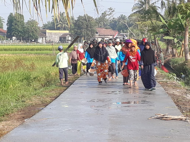 Ibu Ibu Warga Jimbung Serbu Betonisasi Hasil TMMD