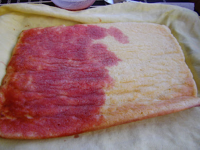  Brazo de gitano con mermelada y almibar de fresas 