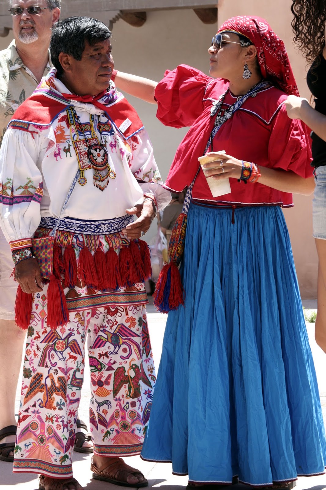 Какие народы в мексике. Народы Мексики. Национальный костюм США. Коренной народ Мексики. Латинская Америка одежда.