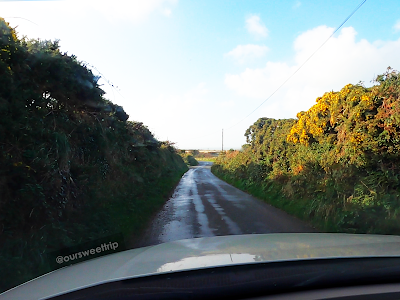 Caminho estreito para a Blue Lagoon no País de Gales