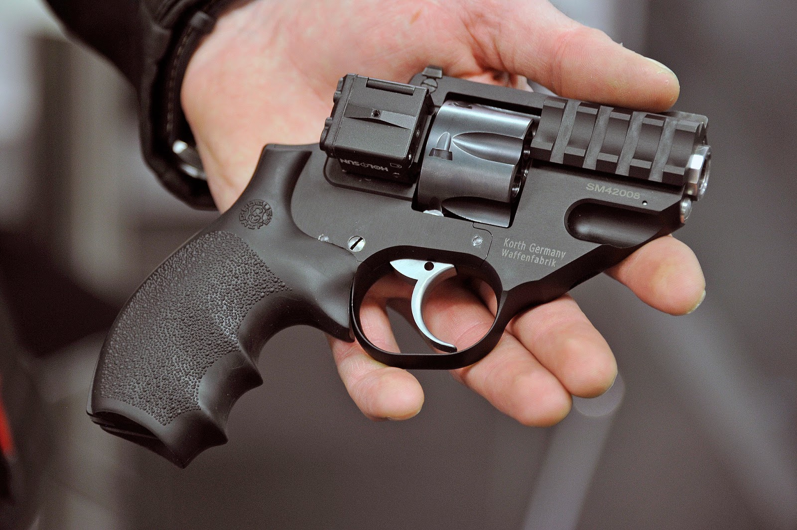 длинноствольного огнестрельного оружия самообороны. пистолет оса 18х45. длинноствольное ружье. лучшие помповые ружья 12 калибра для самообороны. Korth sky marshal 9mm revolver.