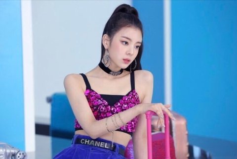Sederet Idol Ini Disebut Miliki “Angular Shoulder” yang Buat Netizen Terpesona, Siapa Saja? 4 download%2B%25288%2529