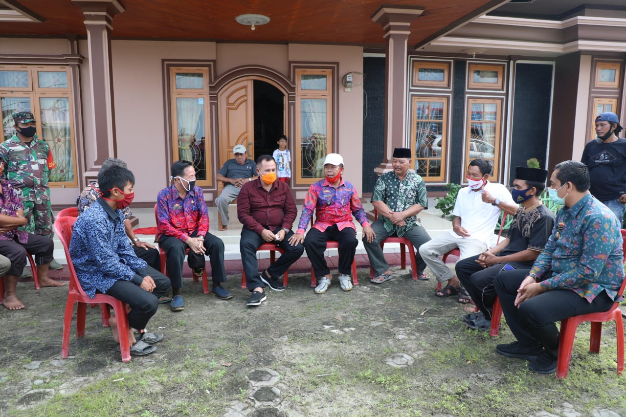 Nanang Ermanto didampigi Kepala Dinas PUPR Syahroni meninjau tanggul yang jebol di Desa Banjar Agung