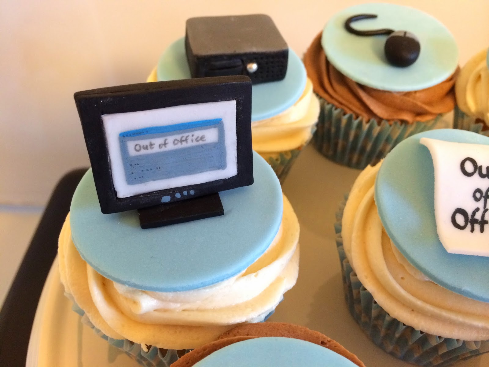 Elaine's Sweet Life: Out of Office - Retirement Cupcakes